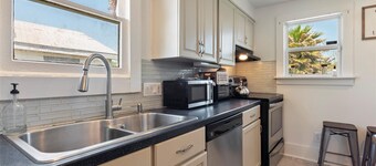 Charming 2-bedroom cottage in fabulous Galveston with AC