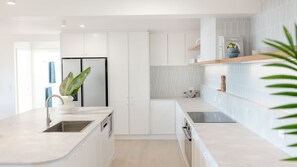 Frigorífic, microones, forn i placa de cuina