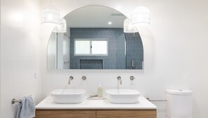 Shower - Shelby Shores (upstairs only) (Crescent Head)