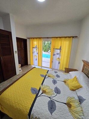 3 chambres, fer et planche à repasser, Wi-Fi, draps fournis