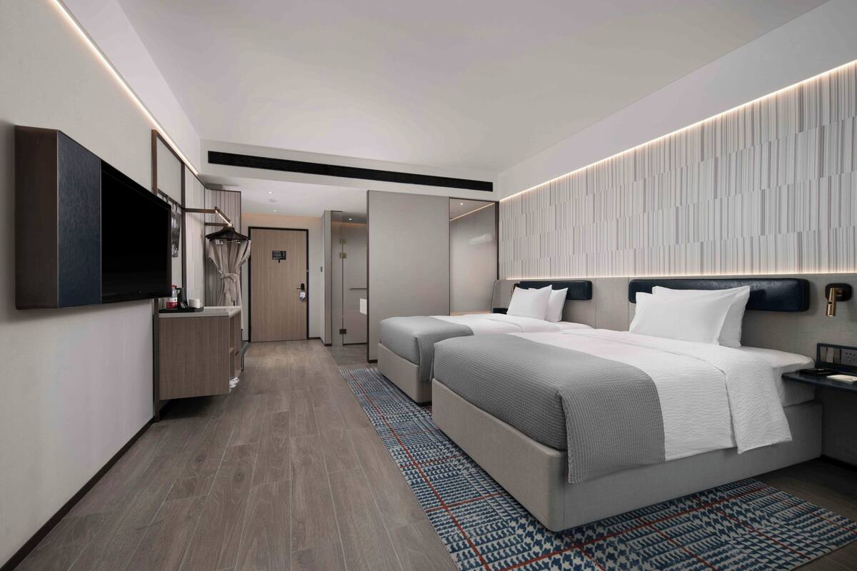 Down comforters, free minibar, in-room safe, blackout drapes