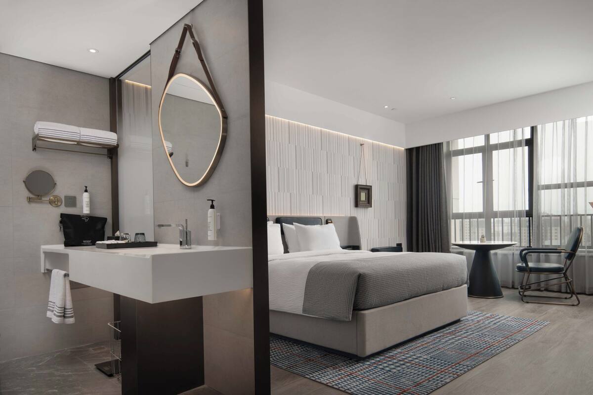 Down comforters, free minibar, in-room safe, blackout drapes