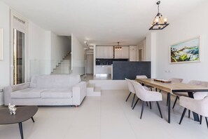 Unclassified image, 3 of 79, button