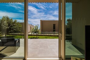 Unclassified image, 4 of 79, button