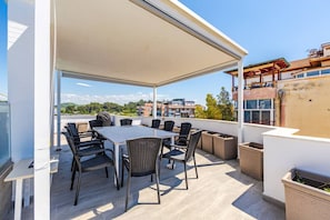 Outdoor dining - Rooftop Apartment with Private Pool by PikHost (Golem)