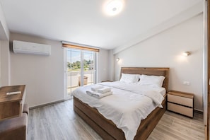 4 bedrooms, WiFi, bed sheets - Rooftop Apartment with Private Pool by PikHost (Golem)