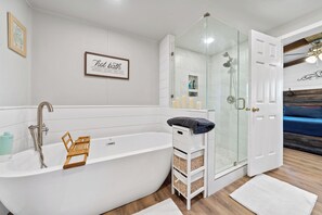 Douche, sèche-cheveux, serviettes fournies, savon