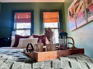 1 camera, una scrivania, ferro/asse da stiro, culla da viaggio