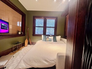 1 habitación, escritorio, tabla de planchar con plancha y cuna de viaje