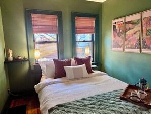 1 bedroom, desk, iron/ironing board, travel cot - Cozy Zen Retreat by Lake Bde Maka Ska; perfect for getaways, families & friends (Minneapolis)