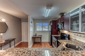 Fridge, microwave, oven, stovetop - Intercostal view 2-bedroom condo with Pool in charming Pompano Beach (Pompano Beach)