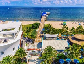 Un complexe hôtelier doté d’une plage, d’une jetée et d’un espace piscine.