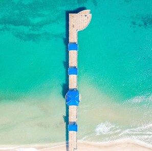 Sun loungers, beach towels - Intercostal view 2-bedroom condo with Pool in charming Pompano Beach (Pompano Beach)