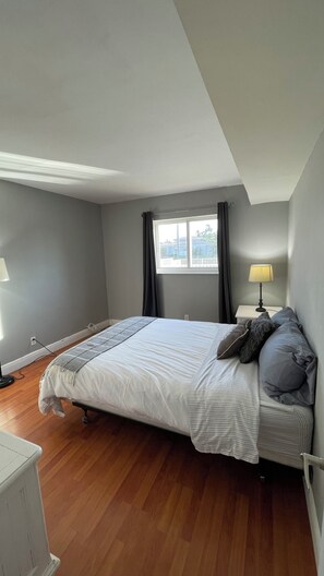 2 chambres, bureau, fer et planche à repasser, accès au Wi-Fi (inclus)