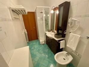 Dutxa, assecador de cabells, bidet i tovalloles 