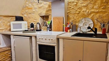 Réfrigérateur, micro-ondes, four, cafetiÚre/bouilloire