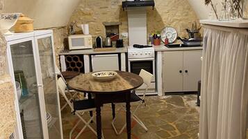 Réfrigérateur, micro-ondes, four, cafetiÚre/bouilloire