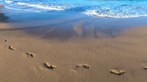 A beach with footprints leading to the water. -  2-bedroom apartment with WiFi, AC in Kihei (Kihei)