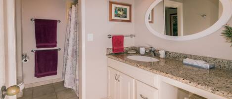 Haartrockner, Handtücher, Seife, Toilettenpapier