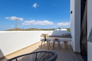 Deluxe Double Room, Sea View | In-room safe, soundproofing, iron/ironing board, free WiFi