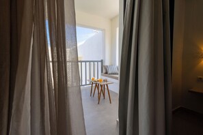 Doppelzimmer, Meerblick | Zimmersafe, schallisolierte Zimmer, Bügeleisen/Bügelbrett