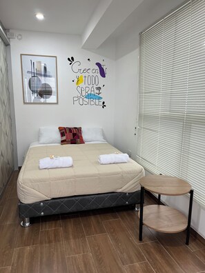 4 bedrooms, iron/ironing board, WiFi, bed sheets
