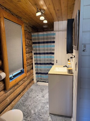 Ducha, bañera de hidromasaje, secador de pelo y toallas