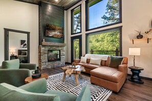 Smart TV, fireplace - Free Dollywood Tix/Modern/Stylish/Dog Friendly (Sevierville)