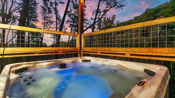 Tina de hidromasaje al aire libre