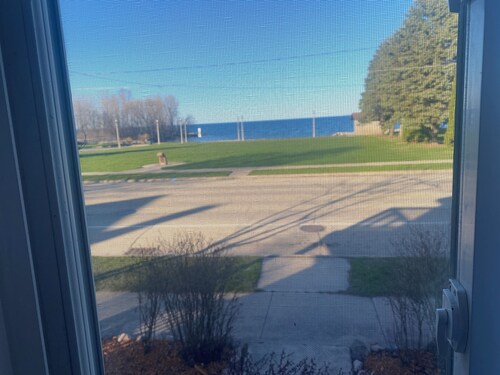 Beautiful 3-bedroom bayview townhome in downtown Menominee