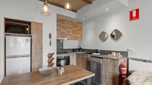 Une cuisine moderne avec des meubles en bois, des appareils en acier inoxydable et un îlot central.
