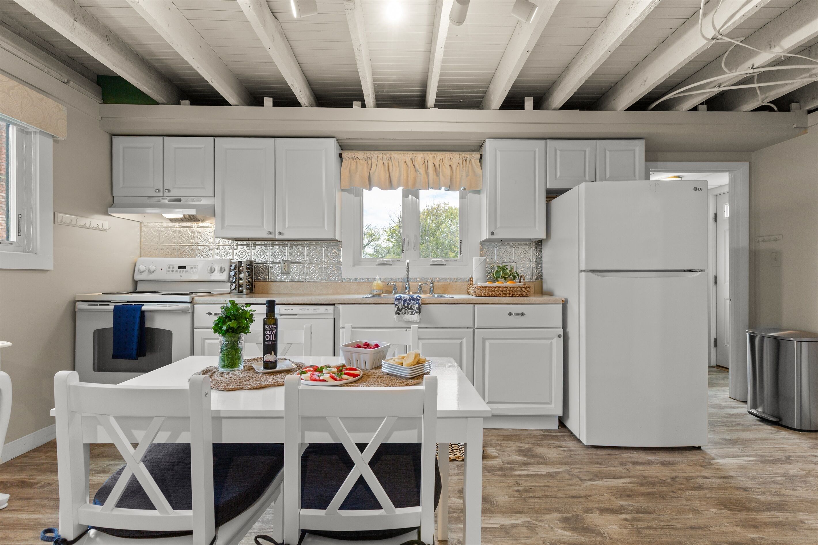 Coffee/tea maker, fridge, microwave, oven