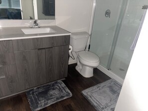 Doccia, asciugamani, sapone, carta igienica