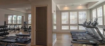 Charming 2-bedroom apartment with WiFi, AC in lovely Madison