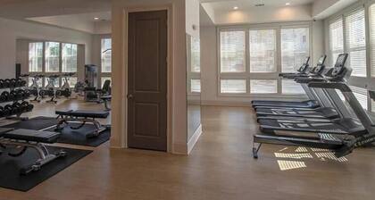 Charming 2-bedroom apartment with WiFi, AC in lovely Madison