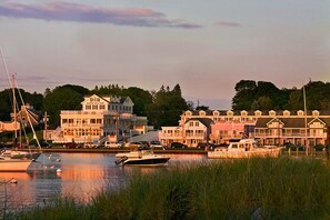 Marina - NEW Spacious 4BR on River Above Top Breakfast Spot with A/C in Quaint Stonington (Stonington)