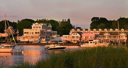 NEW Spacious 4BR on River Above Top Breakfast Spot with A/C in Quaint Stonington