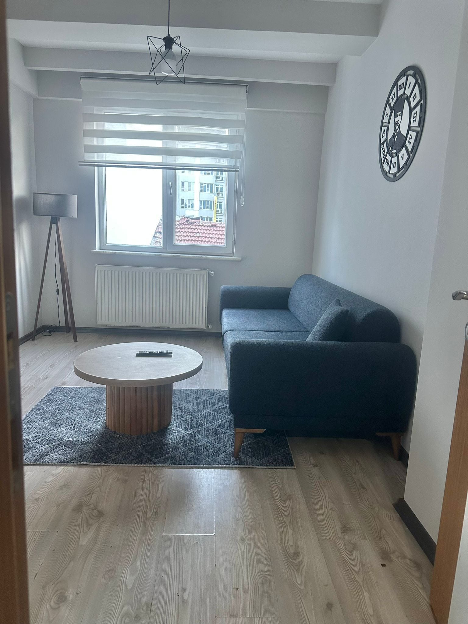 Een 43-inch flatscreentelevisie met satellietzenders