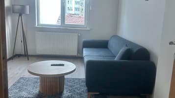 Een 43-inch flatscreentelevisie met satellietzenders