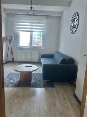 43-Zoll-Flachbildfernseher mit Satellitenempfang