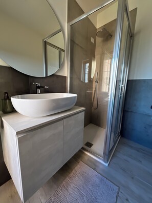 Douche, bidet, serviettes fournies, savon