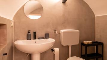 Douche, sĂšche-cheveux, bidet, serviettes fournies