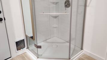 Haartrockner, Handtücher, Seife, Toilettenpapier