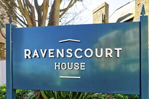A sign for Ravenscourt House. - Modern-style Student Studio in London (London)