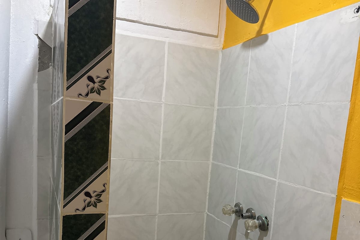 Quarto casal ou duplo standard | Banheiro | Chuveiro, toalhas de banho, sabonete, papel higiênico