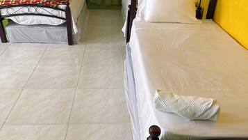 Dormitório compartilhado econômico | Cortinas blackout, Wi-Fi de cortesia