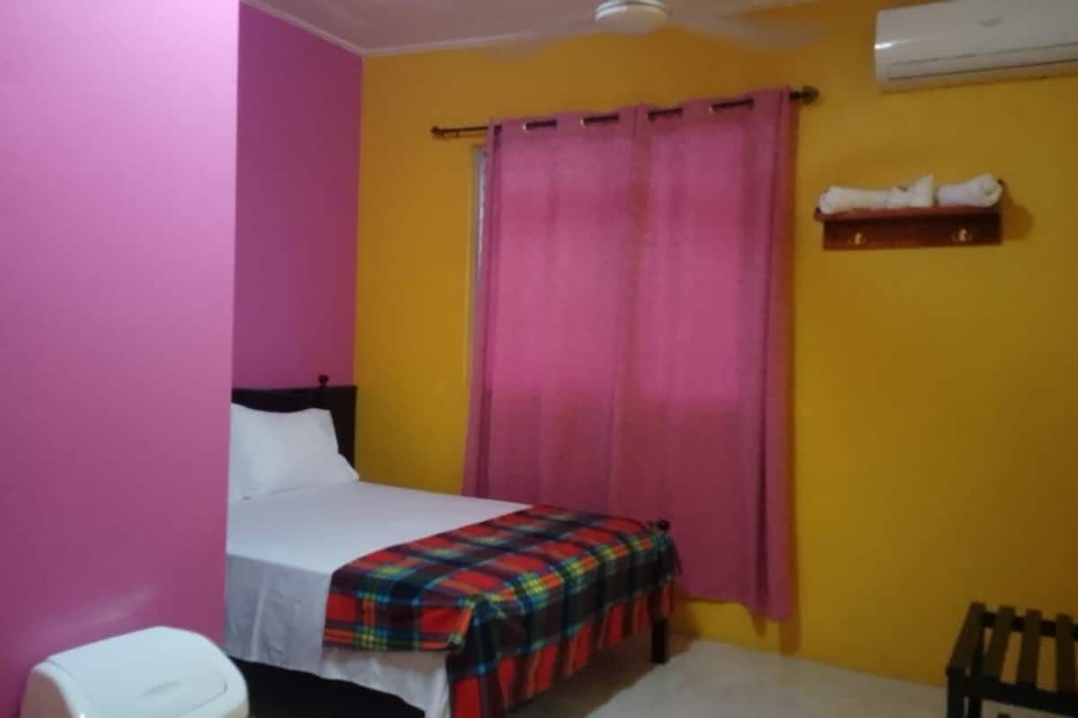 Camera Standard con letto matrimoniale o 2 letti singoli | Tende oscuranti, Wi-Fi gratuito