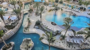 Utomhuspool och uppvÀrmd pool