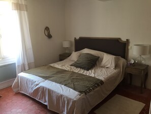 2 habitaciones y tabla de planchar con plancha