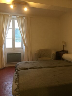 2 Schlafzimmer, Bügeleisen/Bügelbrett
